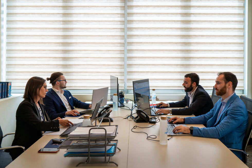 Il team dello Studio Parolini al lavoro nella sala riunioni